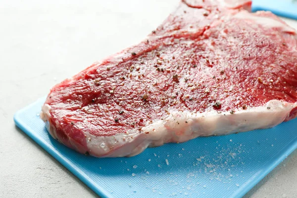 Filete sazonado en la tabla de cortar — Foto de Stock