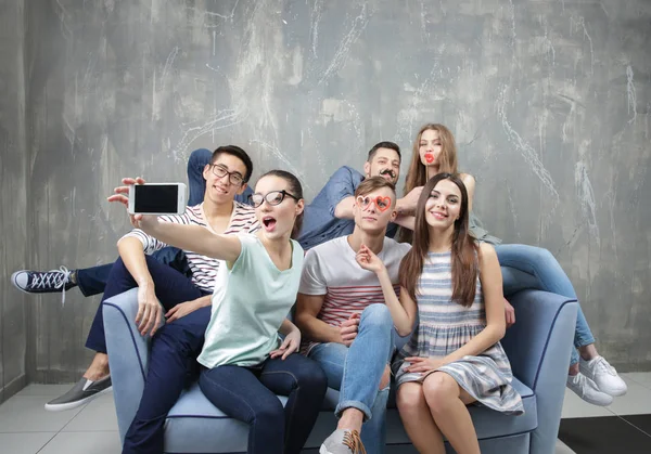 Feliz jóvenes amigos tomando selfie —  Fotos de Stock