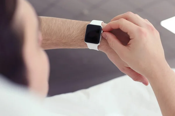 Young man with sleep tracker — Stock Photo, Image