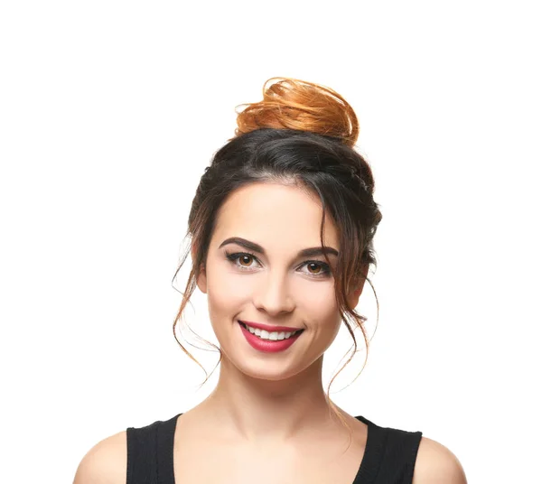 Schöne junge Frau mit moderner Frisur — Stockfoto