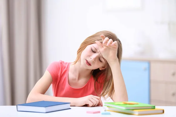 Mädchen leidet unter Kopfschmerzen — Stockfoto