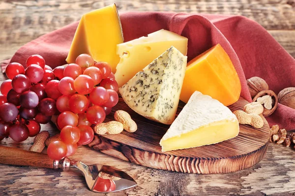 다양 한 치즈 보드 — 스톡 사진