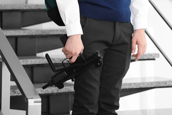 Schoolboy with machine gun — Stock Photo, Image