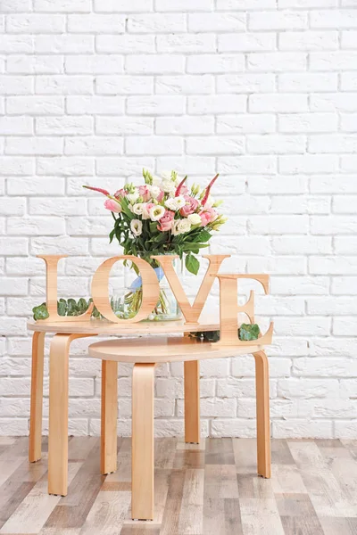 Habitación con hermosas flores — Foto de Stock