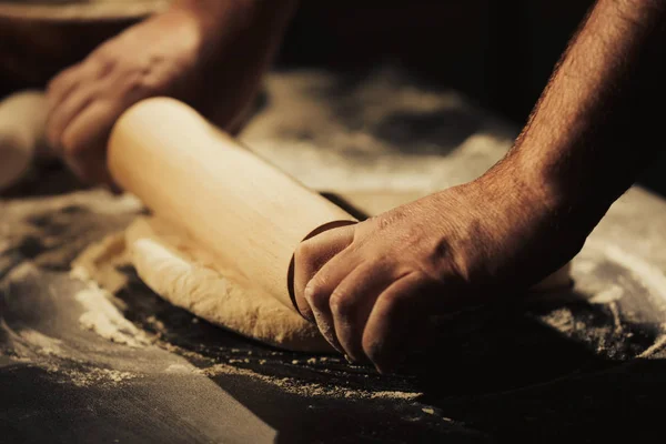 Ο άνθρωπος κάνει την ζύμη στην κουζίνα — Φωτογραφία Αρχείου