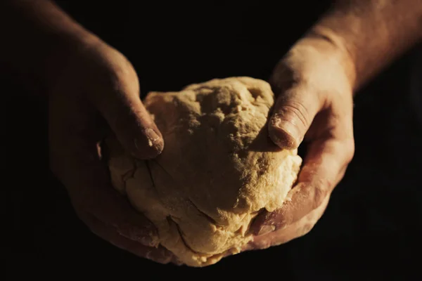 Hombre haciendo masa en la cocina — Foto de Stock