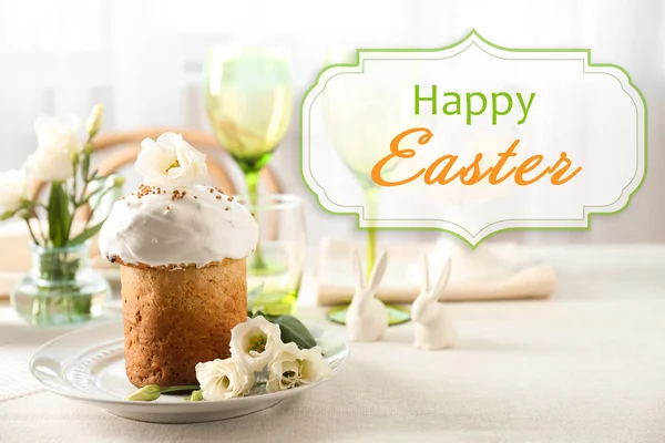 Płyta z słodkie ciasto na stole. Happy Easter tekstu na tle — Zdjęcie stockowe