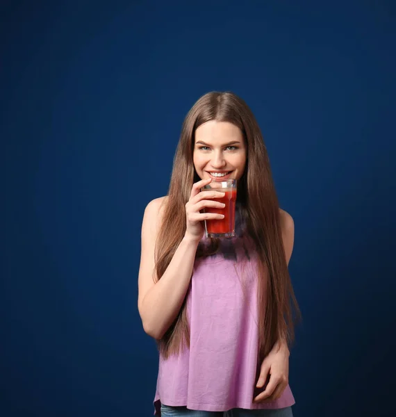ジュースを飲んでいる若い女性は — ストック写真