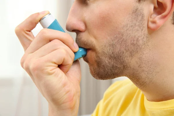 Anak muda menggunakan inhaler — Stok Foto