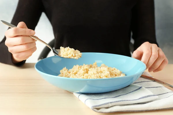 Quinoa yulaf lapası yemek kadın — Stok fotoğraf