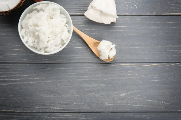 Cuenco y cuchara con aceite de coco fresco — Foto de Stock