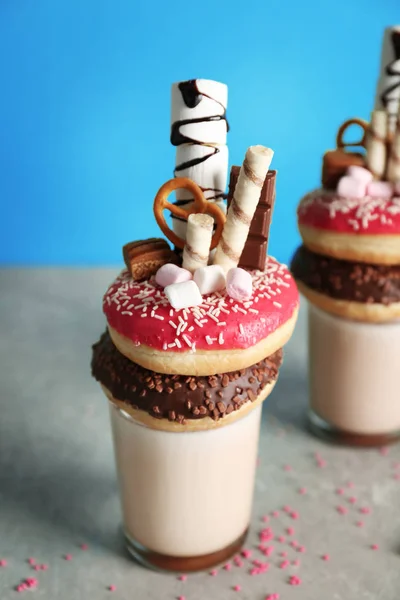 Milkshake, beignet et bonbons en verre — Photo