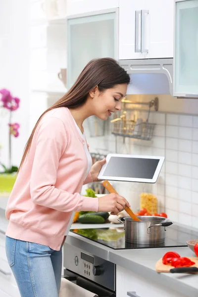 Schöne junge Frau — Stockfoto