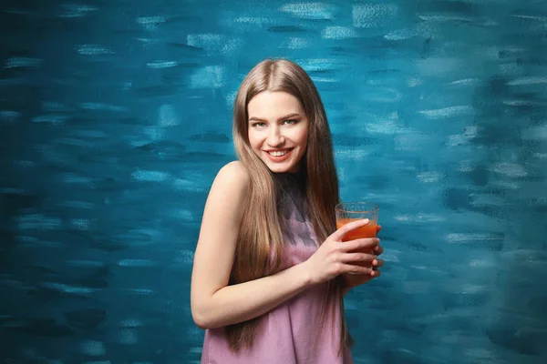 Vrouw met glas vers sap — Stockfoto