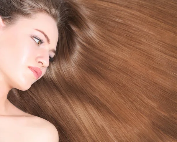 Frau mit langen glatten Haaren — Stockfoto