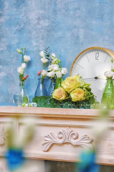 Taze çiçekler ile güzel kompozisyon — Stok fotoğraf