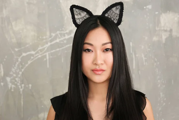 Молодая женщина в кошачьих ушах — стоковое фото
