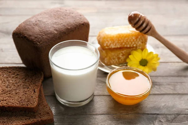 Krásná skladba, medu a mléka — Stock fotografie