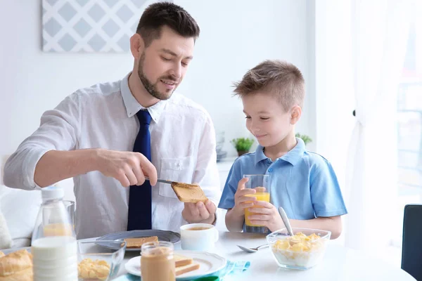 Dad and son having lunch — Stock Photo, Image