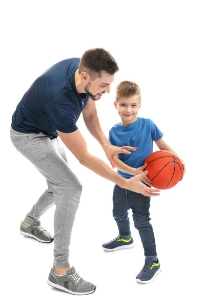 Uomo e figlio che giocano a basket — Foto Stock