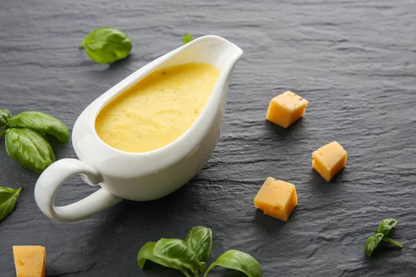 Bote con queso cremoso — Foto de Stock