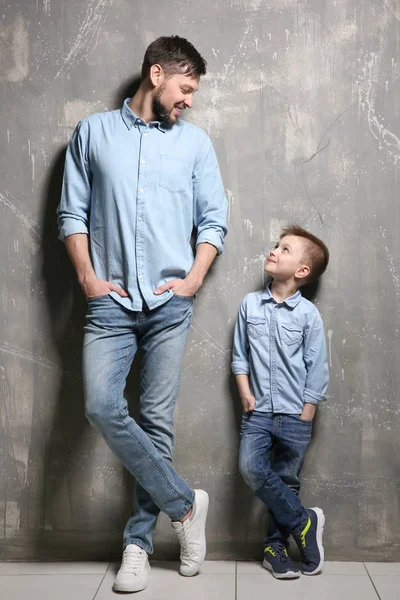 Hombre guapo con hijo — Foto de Stock