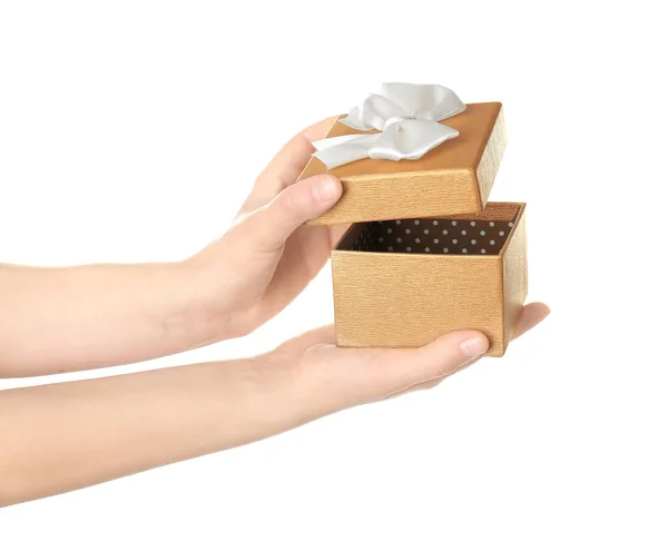 Руки открывают красивые подарочные коробки — стоковое фото