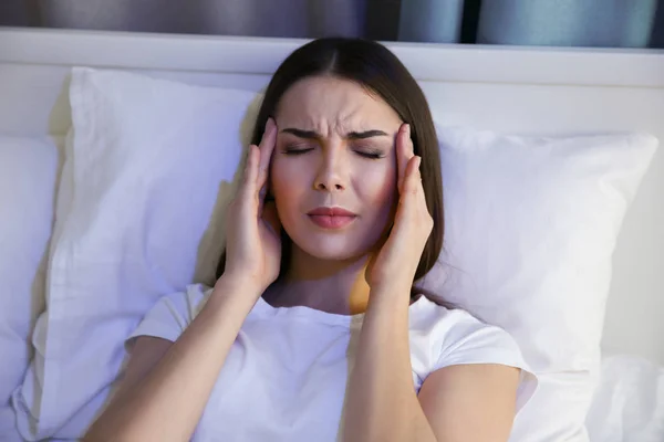 Mujer con dolor de cabeza — Foto de Stock