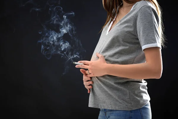 Pregnant woman smoking cigarette — Stock Photo, Image