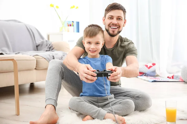 Vater und Sohn spielen Videospiel — Stockfoto