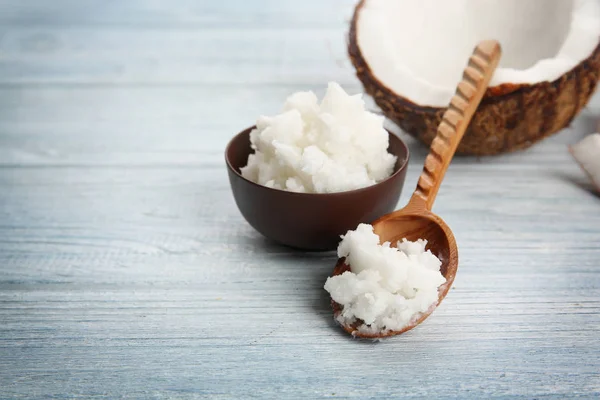 Cuillère et bol à l'huile de noix de coco fraîche — Photo