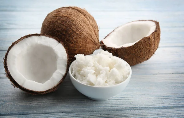 Kokosnötter och skål med färsk olja — Stockfoto