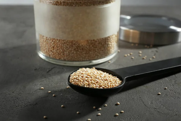 Quinoa tohumları kaşıkla