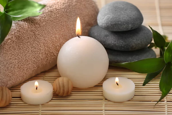 Piedras de spa, toallas y velas — Foto de Stock