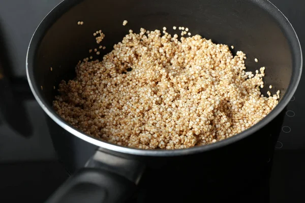 Kochprozess von Quinoa-Samen — Stockfoto