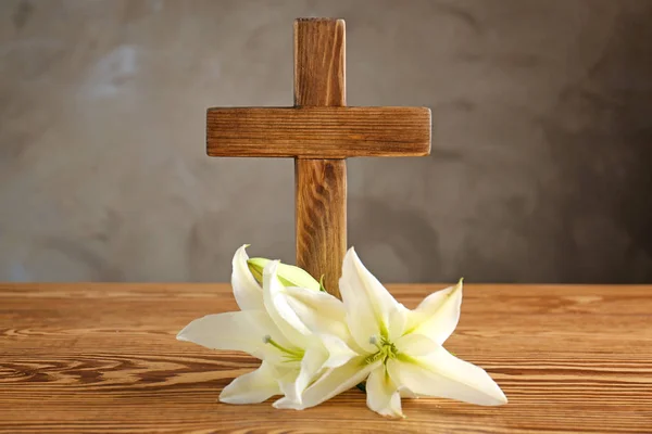 木制的十字架和白色的百合 — 图库照片
