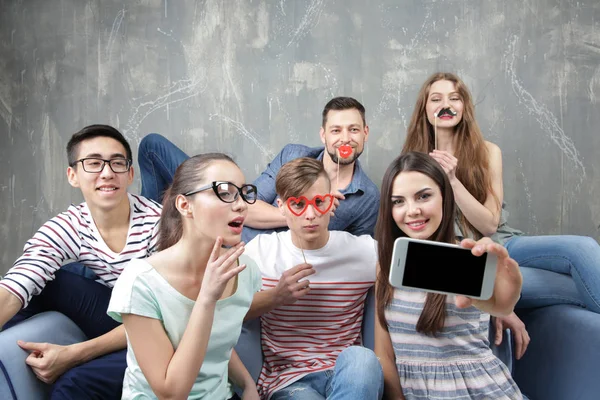 Happy mladí přátelé, přičemž selfie — Stock fotografie