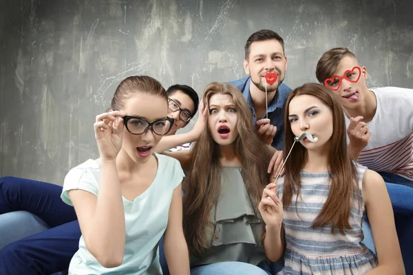 Jovens amigos felizes tomando selfie — Fotografia de Stock