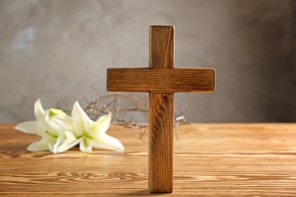 Cruz de madera y lirio —  Fotos de Stock