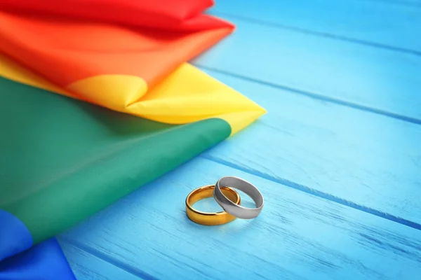 2 つの結婚指輪と虹ゲイのフラグ — ストック写真