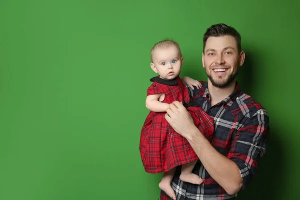 Vader poseren met schattige baby dochter — Stockfoto