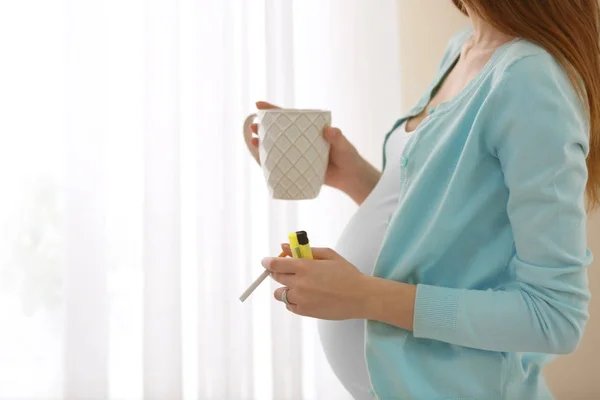 Pregnant woman smoking cigarette — Stock Photo, Image