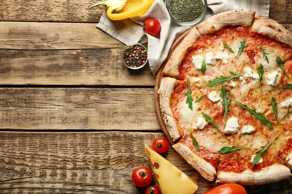 食材を新鮮なピザ 4 種類のチーズ — ストック写真