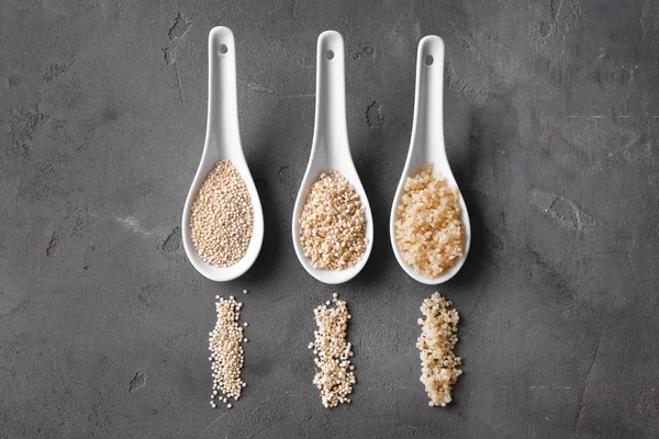 キノアの穀物と 3 つのセラミック スプーン — ストック写真