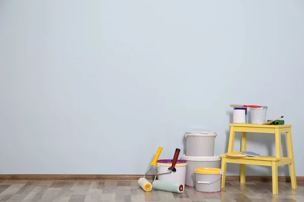 Zestaw do malowania ścian w pustym pokoju — Zdjęcie stockowe