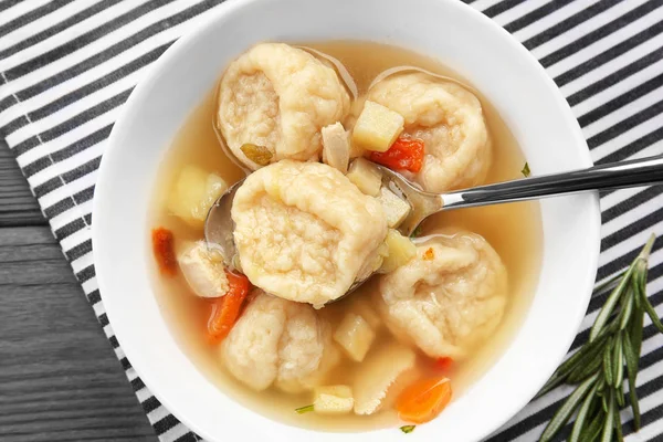 Gedeelte van heerlijke kip en dumplings — Stockfoto