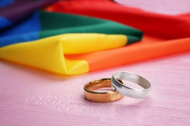 İki alyans ve gökkuşağı homoseksüel bayrağı 