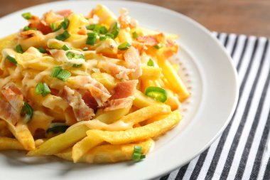 patates kızartması pastırma ve soğan ile
