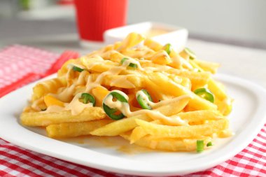 patates kızartması pastırma ve soğan ile