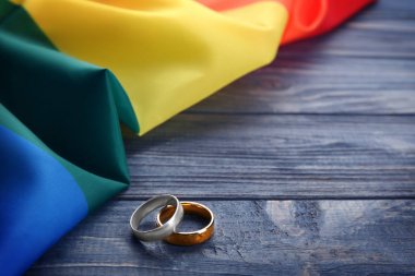 İki alyans ve gökkuşağı homoseksüel bayrağı